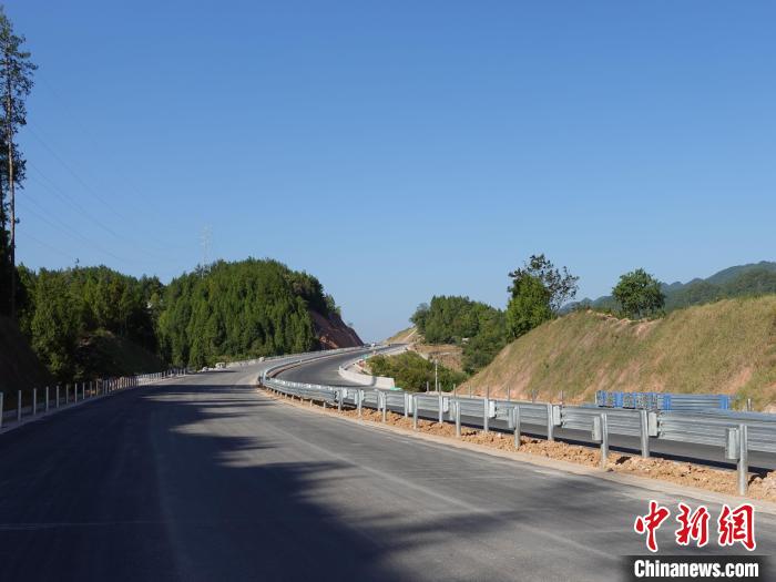 圖為黔江區(qū)過境高速公路的路面。　中鐵建重慶投資集團(tuán)有限公司供圖