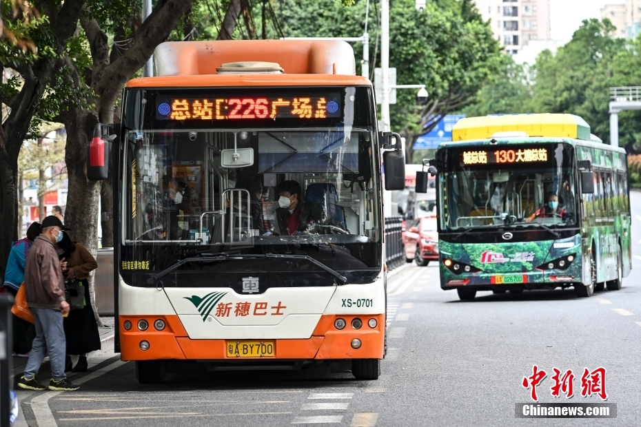 12月1日，廣東省廣州市海珠區，公交車有序進站。中新社記者 陳驥旻 攝 