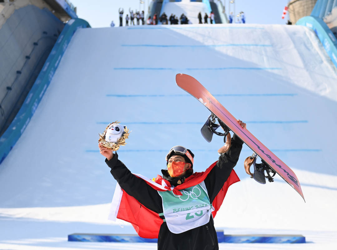 2022年2月15日，中國選手蘇翊鳴在單板滑雪男子大跳臺決賽奪冠后慶祝。新華社記者黃宗治攝